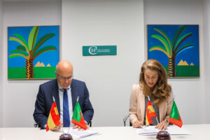 José Rodríguez de Arellano, CEO de Plenoil, y Coro López-Barrón, directora gerente de la Cámara de Comercio Hispano Portuguesa, firman la entrada de Plenoil en la organización